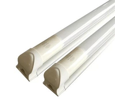 LED cevi z integriranim mikrovalovnim senzorjem